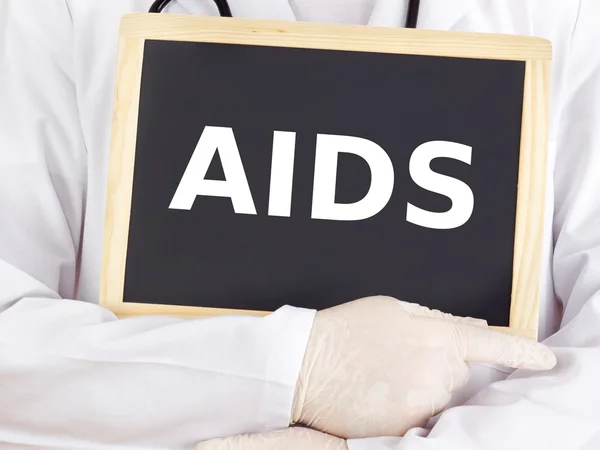 Läkare visar information om blackboard: aids — Stockfoto