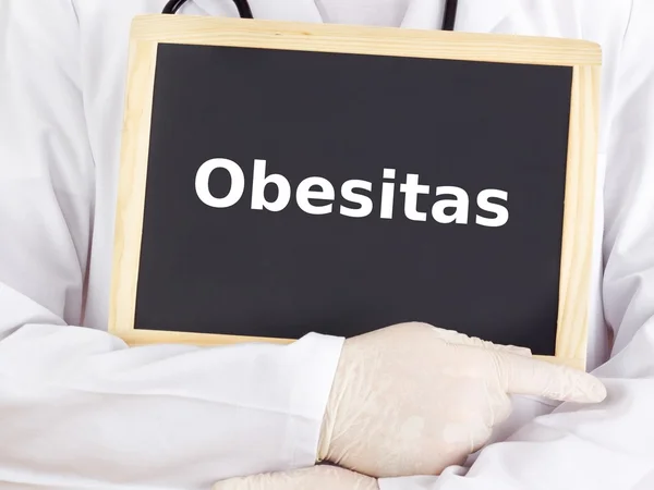 Le médecin montre des informations sur le tableau noir : obésité — Photo