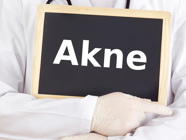 Arzt zeigt Informationen auf Tafel: Akne — Stockfoto