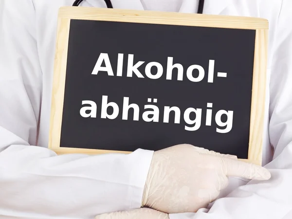 Lekarz pokazuje informacje na tablicy: alkoholizm — Zdjęcie stockowe