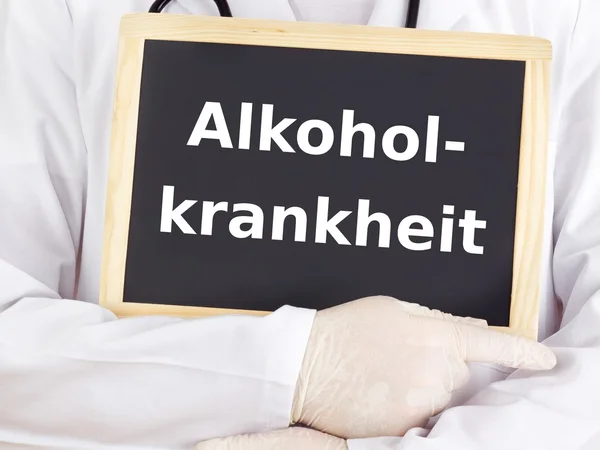 Doktor tahtaya bilgileri gösterir: alkolizm — Stok fotoğraf