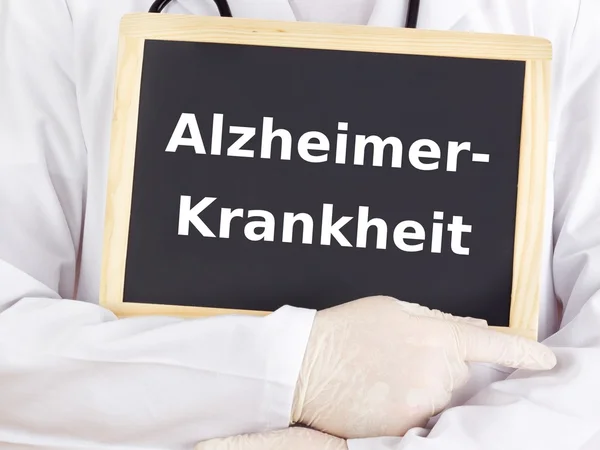 Arzt zeigt Informationen: Alzheimer-Krankheit — Stockfoto