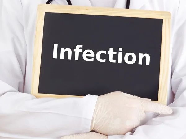 Le médecin montre des informations sur le tableau noir : infection — Photo