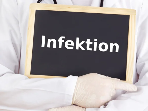 Arzt zeigt Informationen auf Tafel: Infektion — Stockfoto