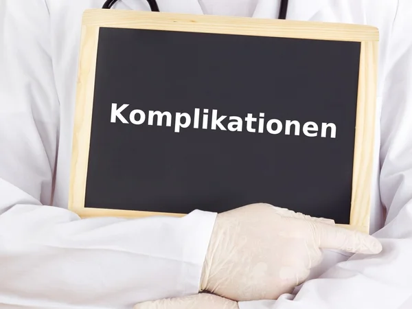 Arzt zeigt Informationen auf Tafel: Komplikationen — Stockfoto