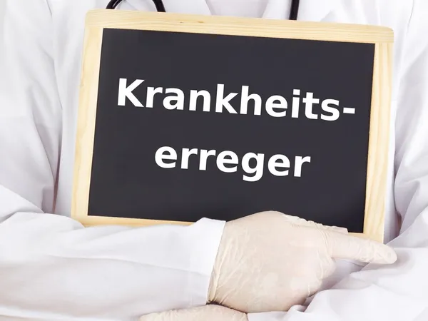 Arzt zeigt Informationen auf Tafel: Erreger — Stockfoto