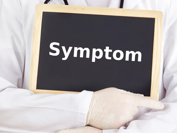 Arzt zeigt Informationen auf Tafel: Symptom — Stockfoto