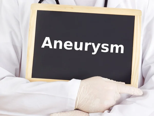 Arzt zeigt Informationen auf Tafel: Aneurysma — Stockfoto