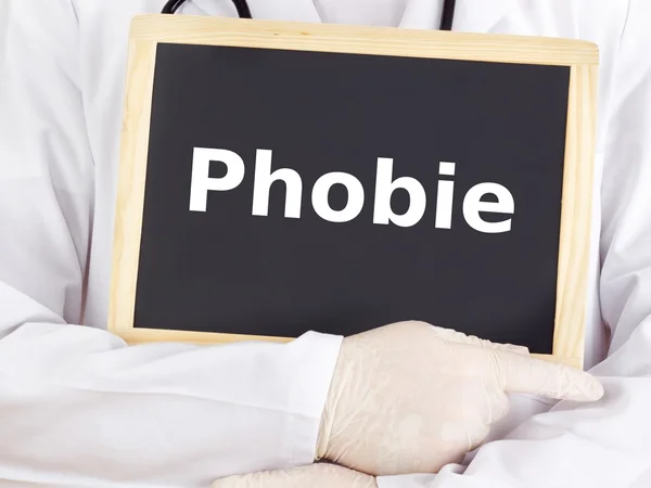 Arzt zeigt Informationen auf Tafel: Phobie — Stockfoto