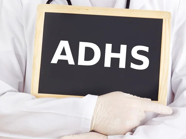 Läkare visar information om blackboard: adhs — Stockfoto