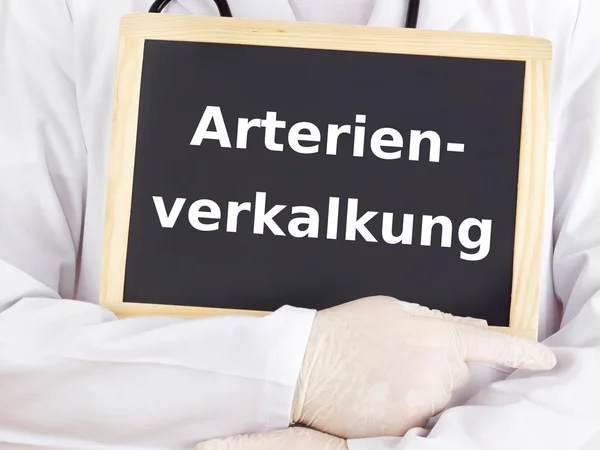 Le médecin montre des informations : artériosclérose — Photo