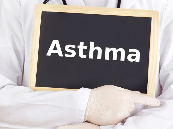 Arzt zeigt Informationen auf Tafel: Asthma — Stockfoto