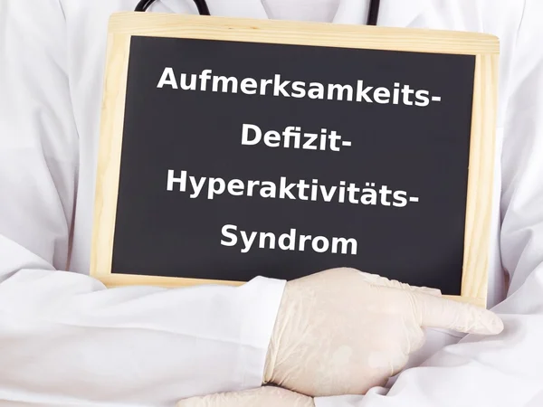 Arzt zeigt Informationen: Aufmerksamkeitsdefizit-Hyperaktivitätsstörung — Stockfoto