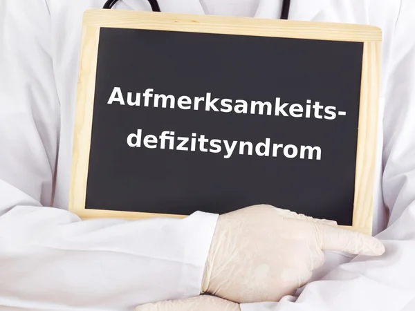 Läkare visar information: ADHD — Stockfoto