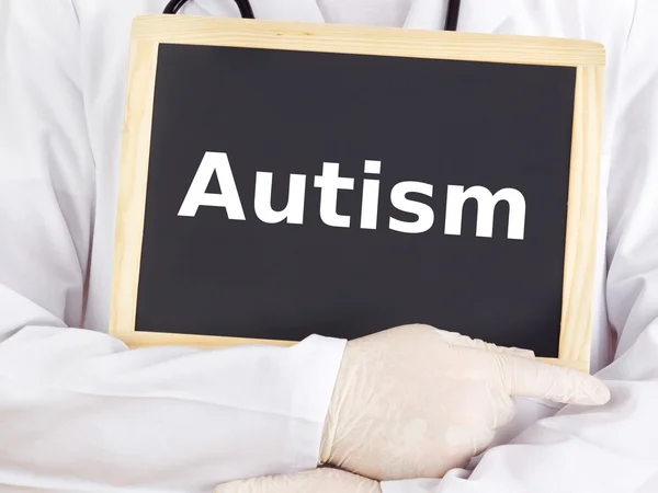 El médico muestra información en pizarra: autismo — Foto de Stock