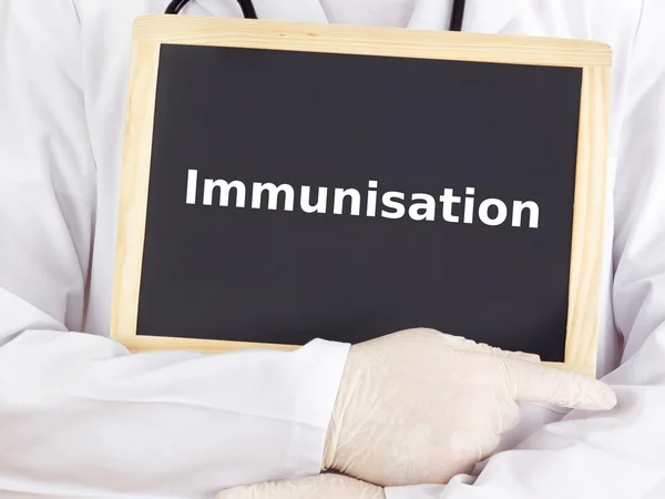 Doctor shows information: immunisation — Stock Photo, Image