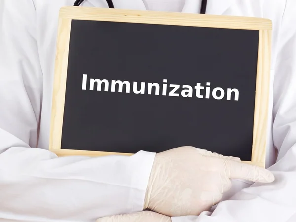 Läkare visar information: immunisering — Stockfoto