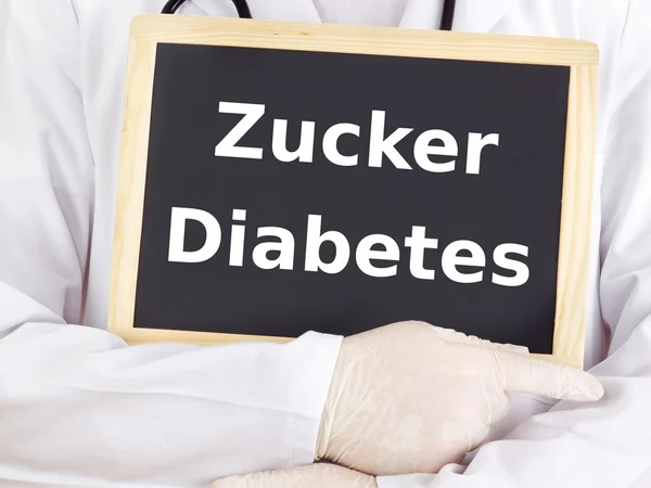 医師は、黒板の情報を表示: 糖尿病 — ストック写真