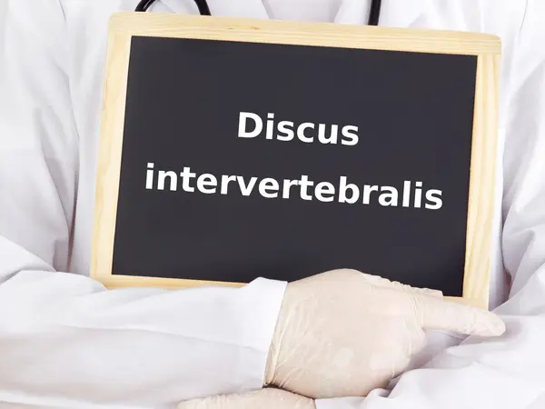 Läkare visar information: intervertebral skivan — Stockfoto