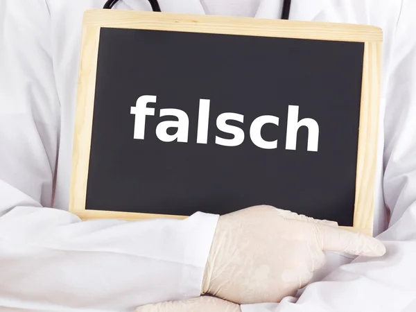 Arzt zeigt Informationen auf Tafel: falsch — Stockfoto