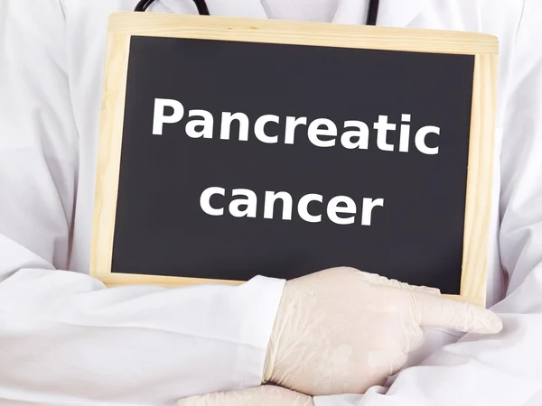 Läkare visar information: cancer i bukspottskörteln — Stockfoto