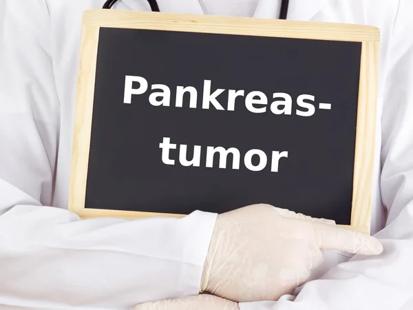 Arzt zeigt Informationen: Bauchspeicheldrüsenkrebs — Stockfoto