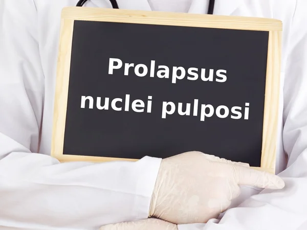 Arzt zeigt Informationen: Prolapsus disci intervertebralis — Stockfoto