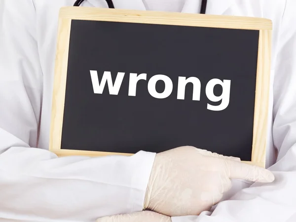 Arzt zeigt Informationen auf Tafel: falsch — Stockfoto
