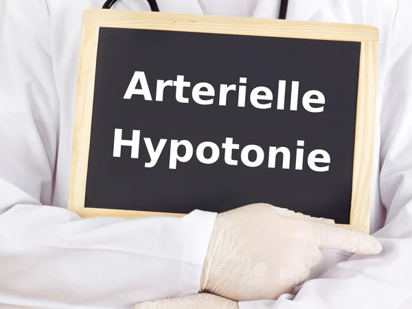 Arzt zeigt Informationen auf Tafel: Hypotonie — Stockfoto