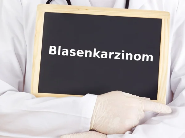 Läkare visar information om blackboard: cancer i urinblåsan — Stockfoto