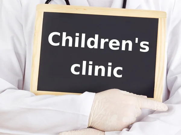 El médico muestra información: clínica infantil — Foto de Stock