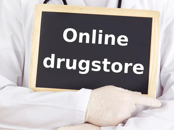 Doutor mostra informações: farmácia online — Fotografia de Stock