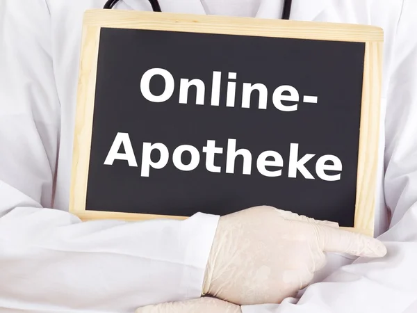 Doktor bilgileri gösterir: online eczane — Stok fotoğraf