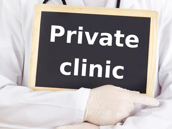 Läkare visar information: privata klinik — Stockfoto