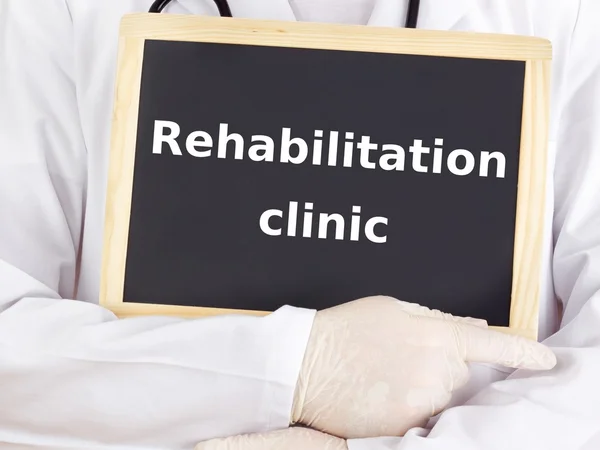 El médico muestra información: clínica de rehabilitación — Foto de Stock