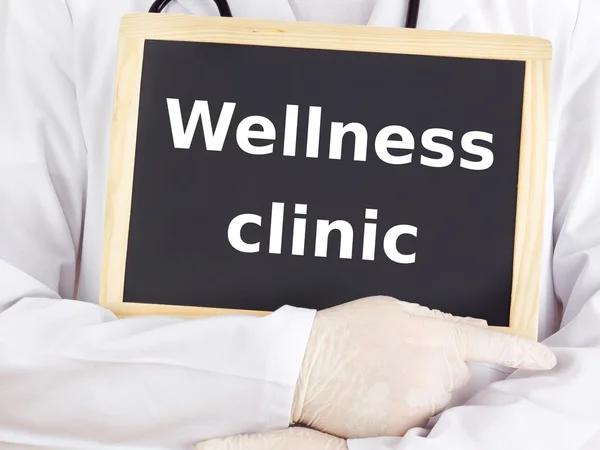 Läkare visar information om blackboard: wellness clinic — Stockfoto