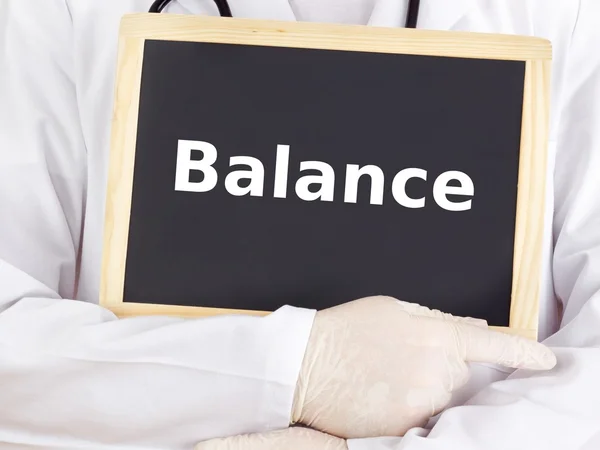 El médico muestra información en pizarra: balance — Foto de Stock