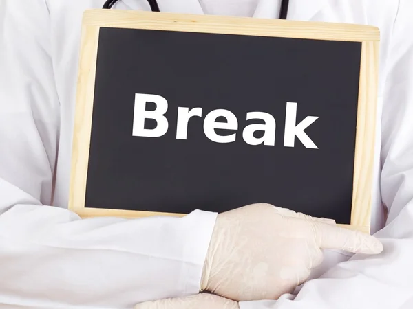 El médico muestra información en la pizarra: break — Foto de Stock