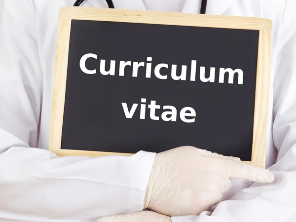 El médico muestra información: curriculum vitae —  Fotos de Stock