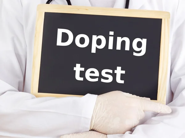 Il medico mostra informazioni sulla lavagna: doping test — Foto Stock