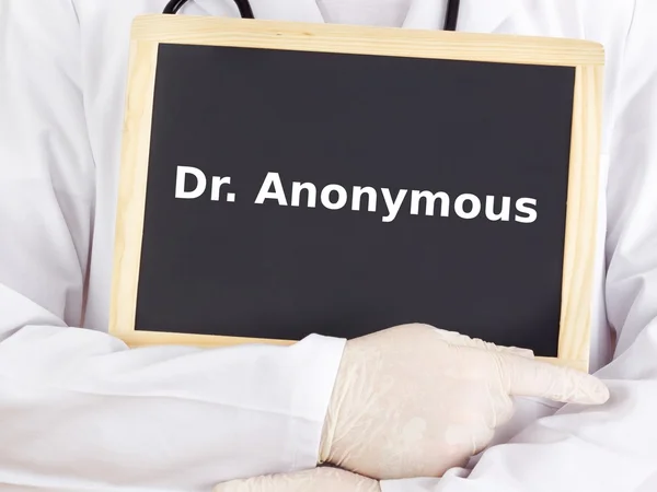 Arzt zeigt Informationen auf Tafel: dr anonym — Stockfoto