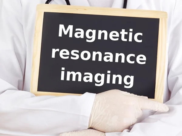 Doctor ukazuje informace: magnetická rezonance — Stock fotografie