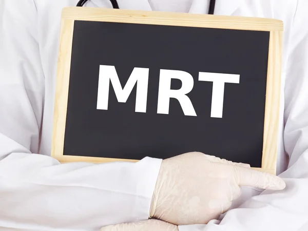 Доктор показывает информацию на доске: mrt — стоковое фото