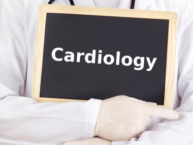 Doktor tahtaya bilgileri gösterir: Kardiyoloji