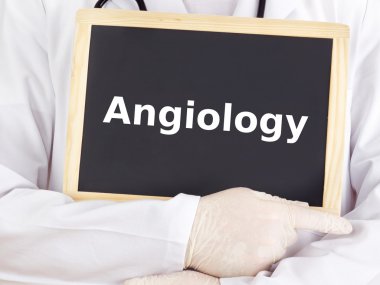 Doktor tahtaya bilgileri gösterir: angiolojide