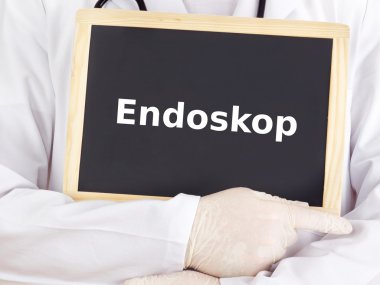 Doktor tahtaya bilgileri gösterir: endoskop