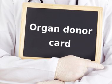 Doktor bilgileri gösterir: organ bağış kartı