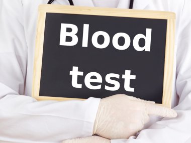 Doktor tahtaya bilgileri gösterir: kan testi