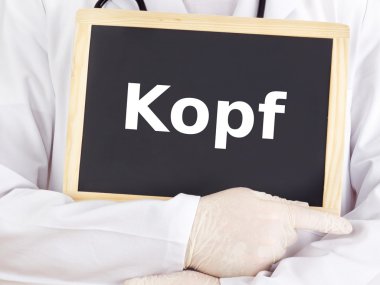 Doktor tahtaya bilgileri gösterir: kafa