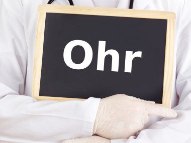 Doktor tahtaya bilgileri gösterir: kulak